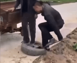 修轮胎，致命打鸡.gif