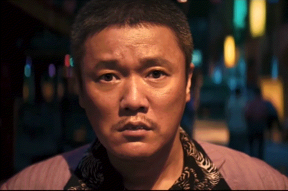 肖央隔着车玻璃飞踹.gif