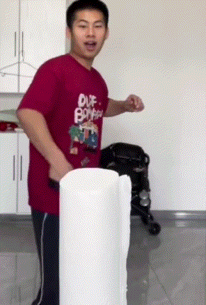 甩鞭子甩皮带抽到自己脸甩到自己.gif