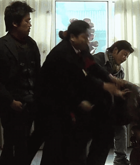 兄弟，刚刚外面人多哥不对，哥给你跪下.gif