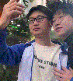 再见面已是保安与外卖员的立场.gif
