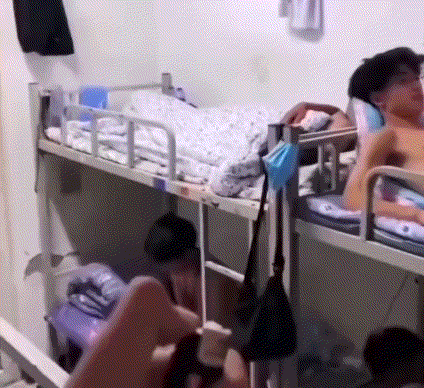 宿舍抽烟.gif
