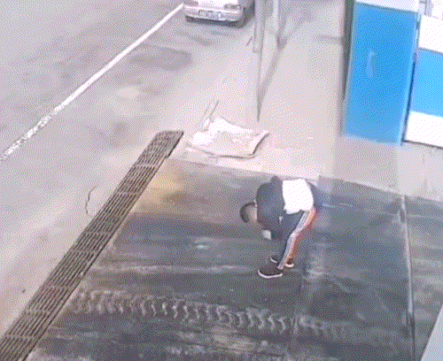 风刮铁门拍系鞋带的人的屁股.gif
